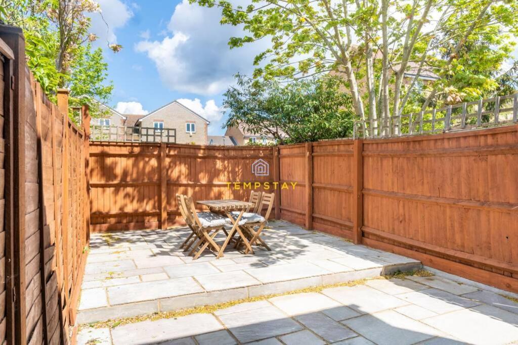 Willa Cosy 2 Bed & Free Parking. Near Heathrow/Pinewood Slough Zewnętrze zdjęcie