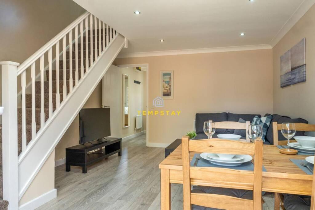 Willa Cosy 2 Bed & Free Parking. Near Heathrow/Pinewood Slough Zewnętrze zdjęcie
