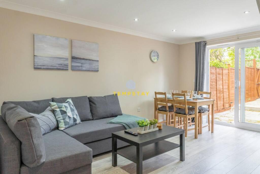 Willa Cosy 2 Bed & Free Parking. Near Heathrow/Pinewood Slough Zewnętrze zdjęcie