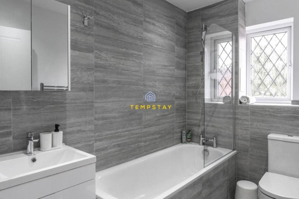 Willa Cosy 2 Bed & Free Parking. Near Heathrow/Pinewood Slough Zewnętrze zdjęcie